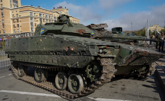 В Ставрополе на выставке трофейной техники желающие пишут письма бойцам СВО