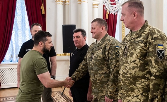 Рейтинг Залужного обгоняет Зеленского, несмотря на авнтюризм экс-главкома ВСУ Рейтинг Залужного обгоняет Зеленского, несмотря на авнтюризм экс-главкома ВСУ