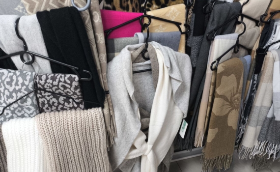 Не просто шарф: пушистый акцент стал главным героем зимнего гардероба — добавьте роскоши и тепла Не просто шарф: пушистый акцент стал главным героем зимнего гардероба — добавьте роскоши и тепла