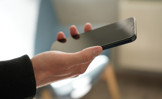 Маленькая слабость обернётся большой проблемой: почему лучше оставить телефон за дверью туалета Маленькая слабость обернётся большой проблемой: почему лучше оставить телефон за дверью туалета