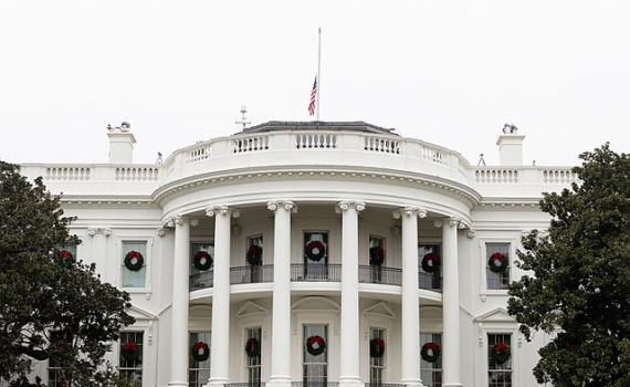 Эксперт: Трамп вынужден лавировать между радикальными «ястребами» и умеренными «голубями» и стабилизировать иранский кризис Эксперт: Трамп вынужден лавировать между радикальными «ястребами» и умеренными «голубями» и стабилизировать иранский кризис